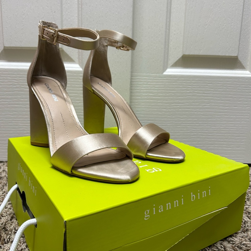 Gianni Bini Size 8 Soft Sand Heels - Picture 3 of 3